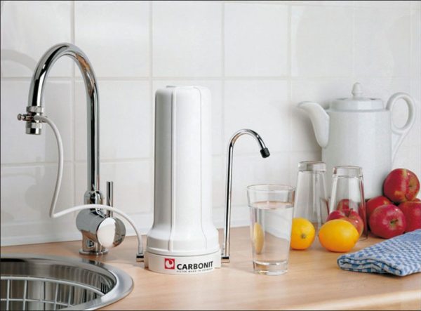 Carbonit Auftischfilter SanUno Kuechenszene